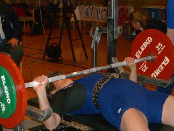 Heli Valtonen punnertaa ennätyksensä 95kg